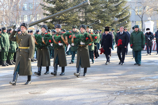 В День защитника Отечества в Уссурийске возложили цветы и венки к памятникам героям