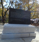 Новый памятник появился в небольшом парке на улице Лермонтова