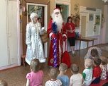 Брошенные родителями дети впервые увидели Деда Мороза и Снегурочку благодаря 