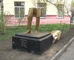 Недавно отреставрированный памятник Некрасову сломали неизвестные