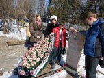 Ученики школы Уссурийска ухаживают за могилами героев-афганцев