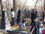 Студенты-волонтеры убирают могилы летчиков на городском кладбище в Уссурийске
