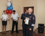 Уссурийских сотрудников ГИБДД наградили за спасение человека на пожаре