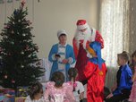 Полицейский Дед Мороз развез подарки детям в Уссурийске