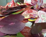 Школьники подписывают валентинки друзьям и учителям