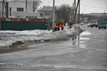 Расчистку тротуаров от наледи и талого снега вели рабочие МУП «БОСС» сегодня днем