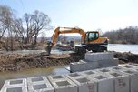 Начались работы по восстановлению временной переправы через реку Кроуновка