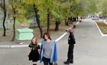 Конь-полицейский регулировал движение в парке Уссурийск