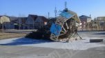 В поселке Пластун Приморского края рухнула новогодняя елка