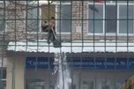 Полиция проверяет видеозапись об опасной уборке снега в одной из школ Уссурийска