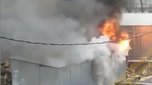 В Уссурийске на рынке взорвался и загорелся киоск
