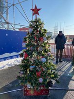 Уссурийские мастера украсили новогоднюю ель на «Аллее муниципалитетов» во Владивостоке