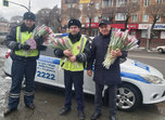 В Уссурийске Приморского края сотрудники ГИБДД и общественники провели акцию «Цветы для автоледи»