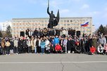 Десять лет с нами: Уссурийцы выстроились в живую надпись «Крым»