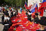 И память сердце юное хранит: в Уссурийске прошла акция «Лоскутное знамя Великой Победы»