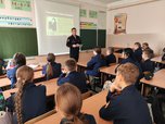 В Уссурийске сотрудники Росгвардии провели для кадетов урок мужества
