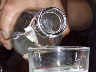 Этиловый спирт вместо водки продавал покупателям предприниматель в Уссурийске