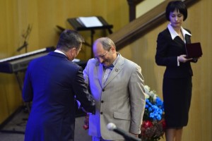Почетное звание «Заслуженный врач РФ» получил заведующий хирургическим отделением Уссурийской ЦГБ
