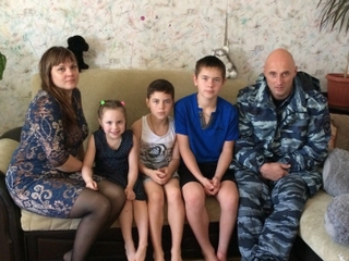 Сотрудники приморского ОМОН навестили семью погибшего сослуживца из Уссурийска