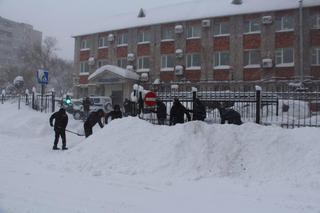 В Уссурийске транспортные полицейские откапываются от крещенского снега