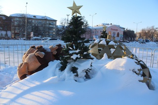 Праздничные инсталляции, украшавшие центральную площадь Уссурийска, демонтируют сегодня