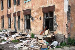 Снесено больше половины из запланированных на этот год аварийных домов в Уссурийске