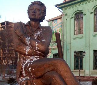 Полиция выясняет обстоятельства осквернения памятника Пушкину в Уссурийске