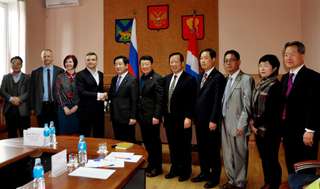 Глава администрации Уссурийска обсудил вопросы взаимодействия с южнокорейской делегацией уезда Чинчхон