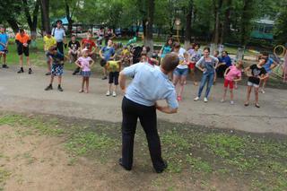 Акцию для детей «Зарядка со стражем порядка» прошла в Уссурийске