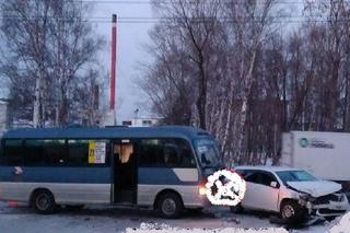 Пассажирский автобус и легковушка столкнулись в Уссурийске