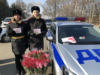 Праздничную акцию провели сотрудники полиции и кадеты Суворовского училища в Уссурийске
