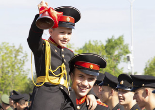 Для выпускников Уссурийского суворовского военного училища прозвенел последний звонок