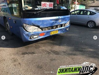 Междугородний автобус протаранил легковушку в Приморье