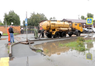 Сильный дождь вновь создал угрозу подтопления в Уссурийске