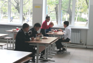 Качество блюд в школьных столовых Уссурийска проходит всесторонний контроль