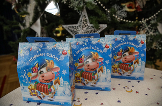 Юным приморцам вручают сладкие подарки от Губернатора края к Новому году