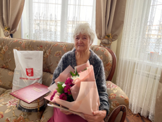 Труженицу тыла поздравили с 90-летним юбилеем в Уссурийске