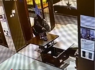 Житель Уссурийска украл бутылку со столика в мебельном магазине
