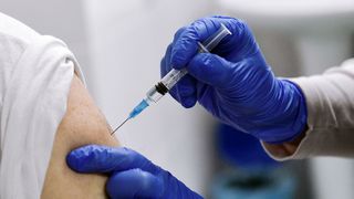 Трутнев снова отметил низкий уровень вакцинации в Приморье и пригрозил губернатору президентом