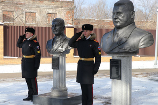На Аллее героев Уссурийского суворовского училища открыли памятник Алексею Катериничеву