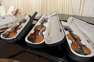 Уссурийские таможенники передали конфискованные скрипки юным музыкантам