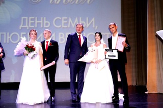 Крепким семьям Уссурийска вручили медали «За любовь и верность»