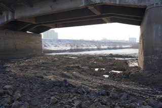 Завершаются работы по расчистке наносов грунта под Пушкинским мостом в Уссурийске