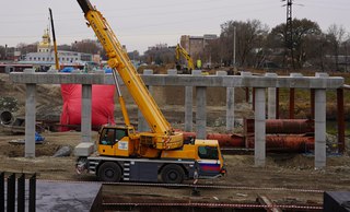 Строительство мостового сооружения на улице Чичерина ведётся в непрерывном режиме