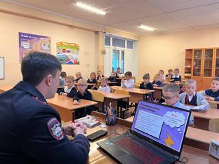 В Уссурийске полицейские рассказали школьникам об информационной безопасности