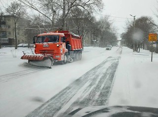 В Уссурийске ведутся снегоуборочные работы