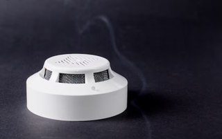 В Уссурийске продолжается работа по установке дымовых извещателей