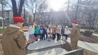 Память живёт в делах: юнармейцы Уссурийска навели порядок у воинских мемориалов